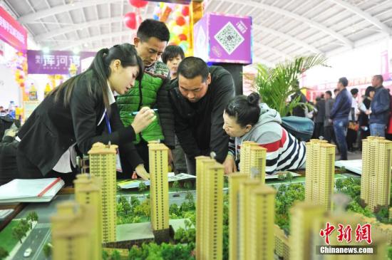資料圖:遼寧省沈陽市,春季房交會現(xiàn)場,銷售人員在給市民講解。孫昊聲 攝