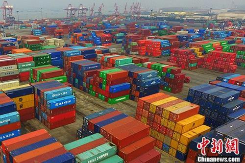 資料圖:港口擺放著的進(jìn)出口集裝箱。中新社記者 泱波 攝